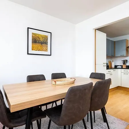 Lovely 2 Bedroom With Balcony 더블린