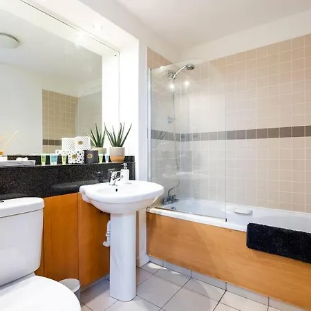 Lovely 2 Bedroom With Balcony *