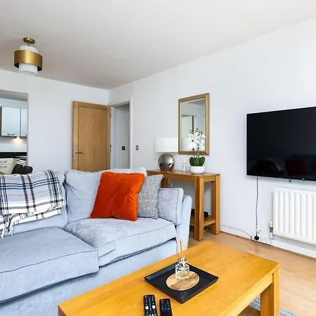 Lovely 2 Bedroom With Balcony