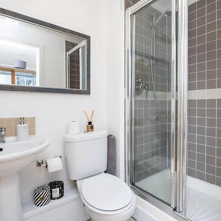 Lovely 2 Bedroom With Balcony