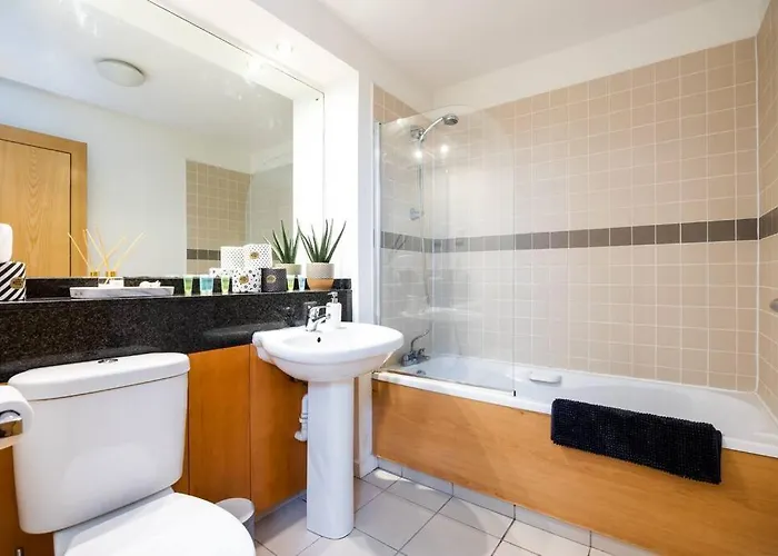 Lovely 2 Bedroom With Balcony *