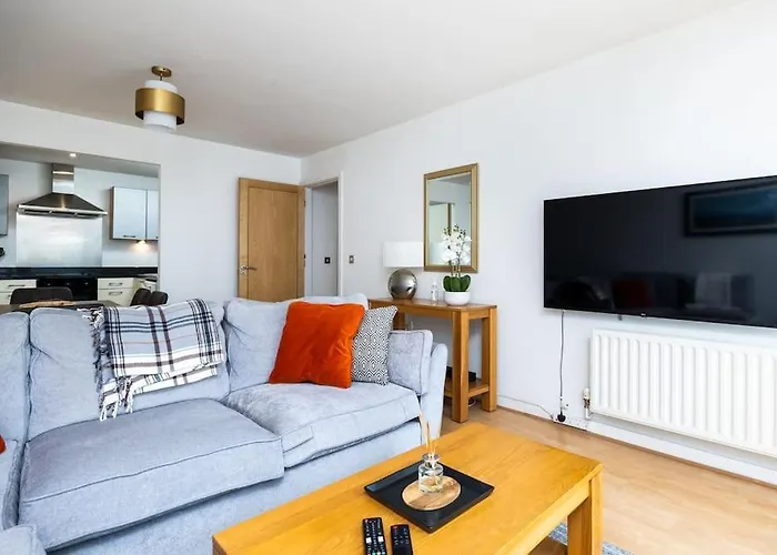 Lovely 2 Bedroom With Balcony