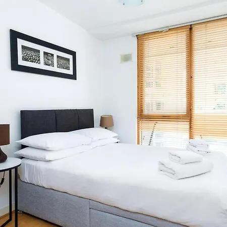 Lovely 2 Bedroom With Balcony דירה